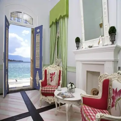 Lola 38 Hotel, +12