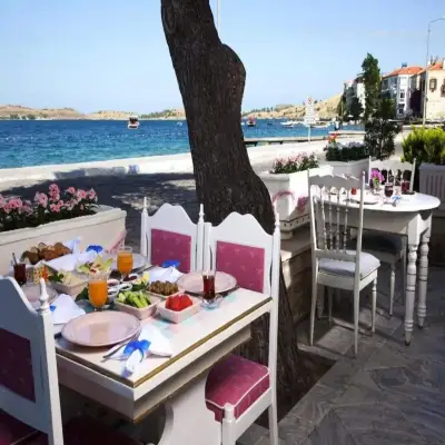 Lola 38 Hotel, +12