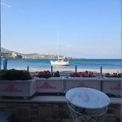 Lola 38 Hotel, +12