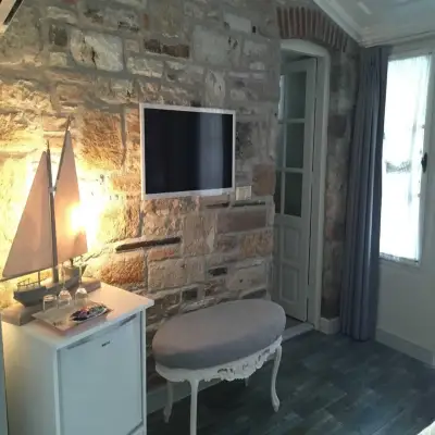 Lola 38 Hotel, +12