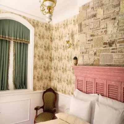Lola 38 Hotel, +12