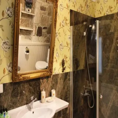 Lola 38 Hotel, +12