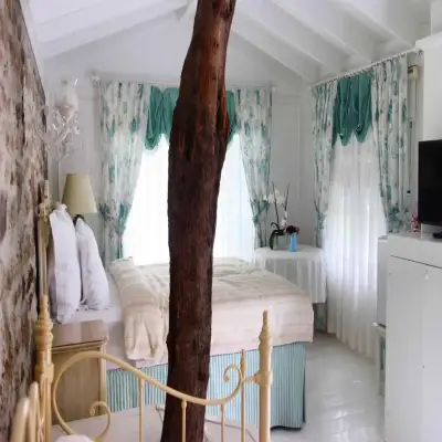 Lola 38 Hotel, +12