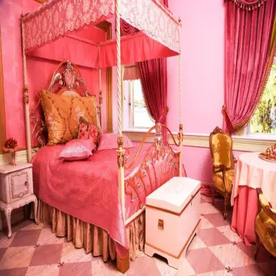 Lola 38 Hotel, +12
