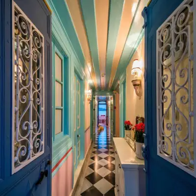 Lola 38 Hotel, +12