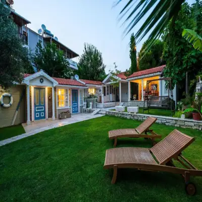 Lola 38 Hotel, +12