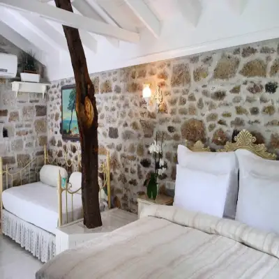 Lola 38 Hotel, +12