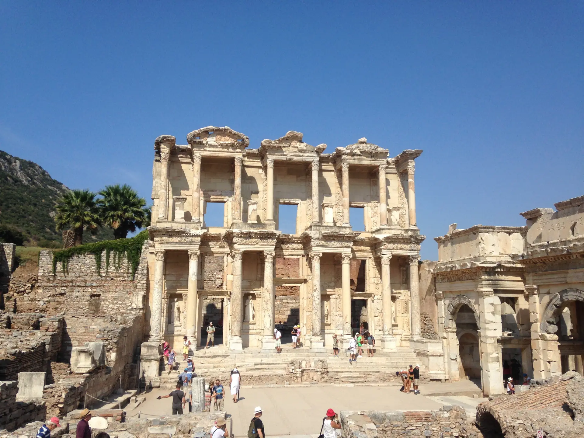Efes Antik Kenti ve Selçuk Gezilecek Yerler Rehberi (Şirince, Meryem Ana Evi, Artemis Tapınağı)