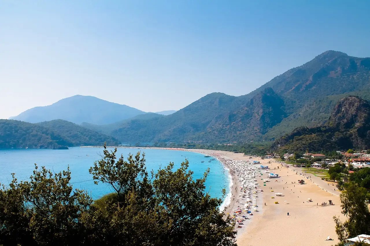 Ölüdeniz Plajları ve Yeme İçme Rehberi 2026: Beach Club Fiyatları, Koylar ve Deneyimler