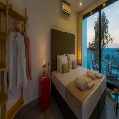 La Local Beach House, +12