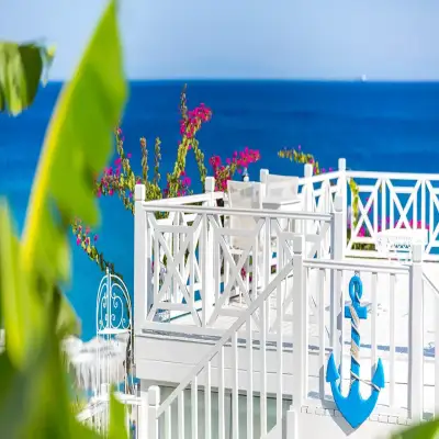 Otel Mavi Beyaz