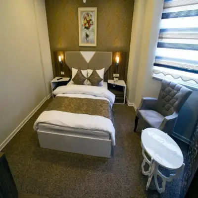 Kars-ı Şirin Otel