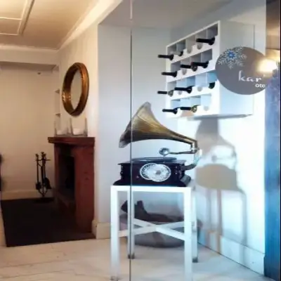 Kar's Hotel