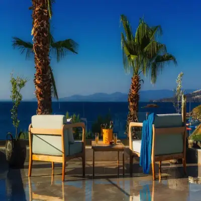 La Local Beach House, +12