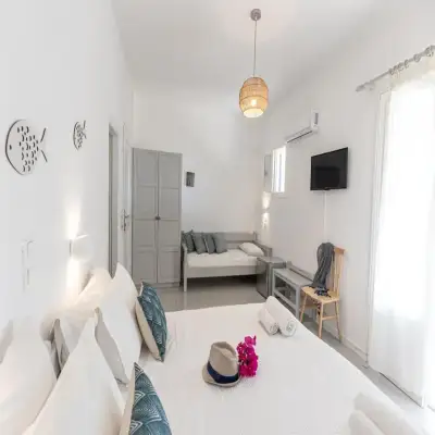 Akrotiri Hotel