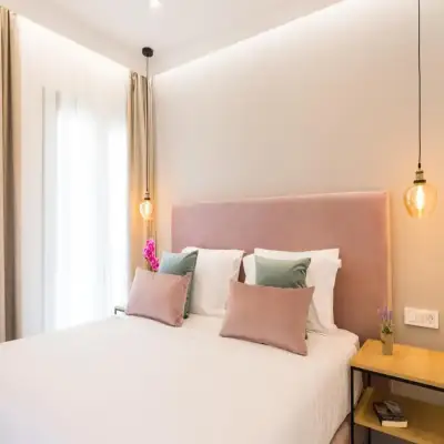 V Luxury Suites