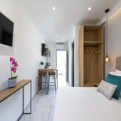 V Luxury Suites