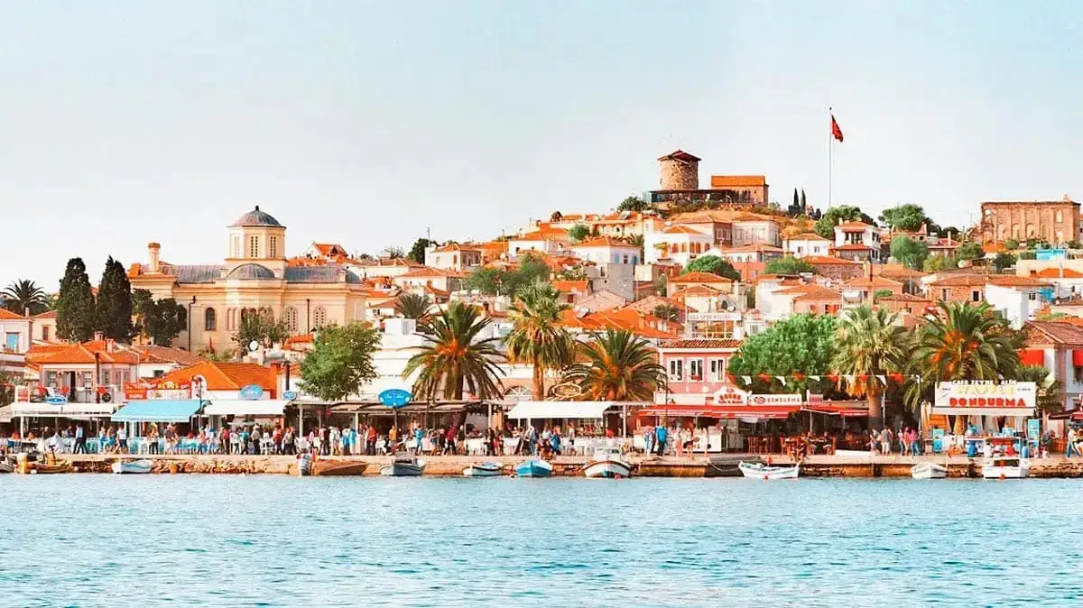 Cunda Adası Rehberi 2026: Gezilecek Yerler, Plajlar ve En İyi Mekanlar